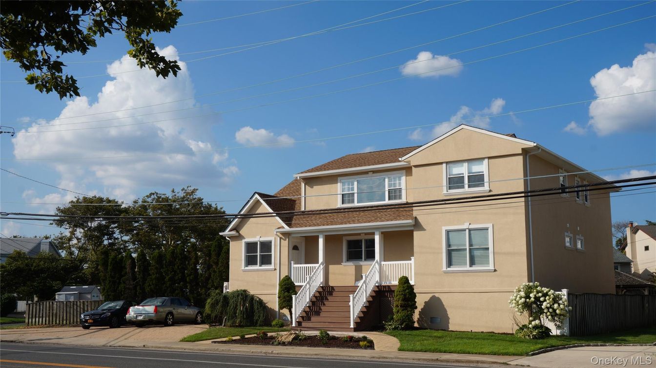 Exterior, Facade, American Foursquare