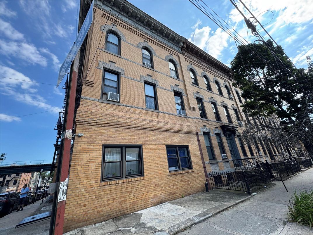 Exterior, Facade, Brick Facade, Chicago School