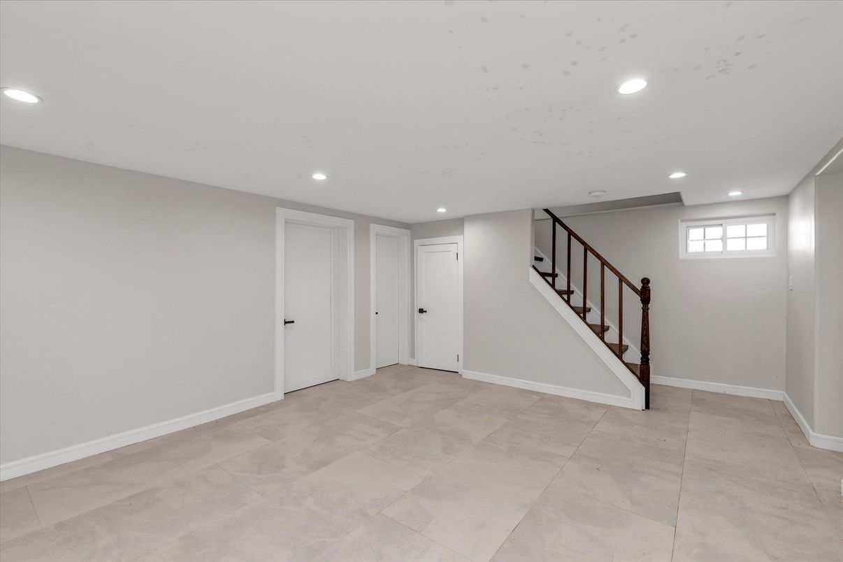 Empty room, Interior, Recessed Lighting