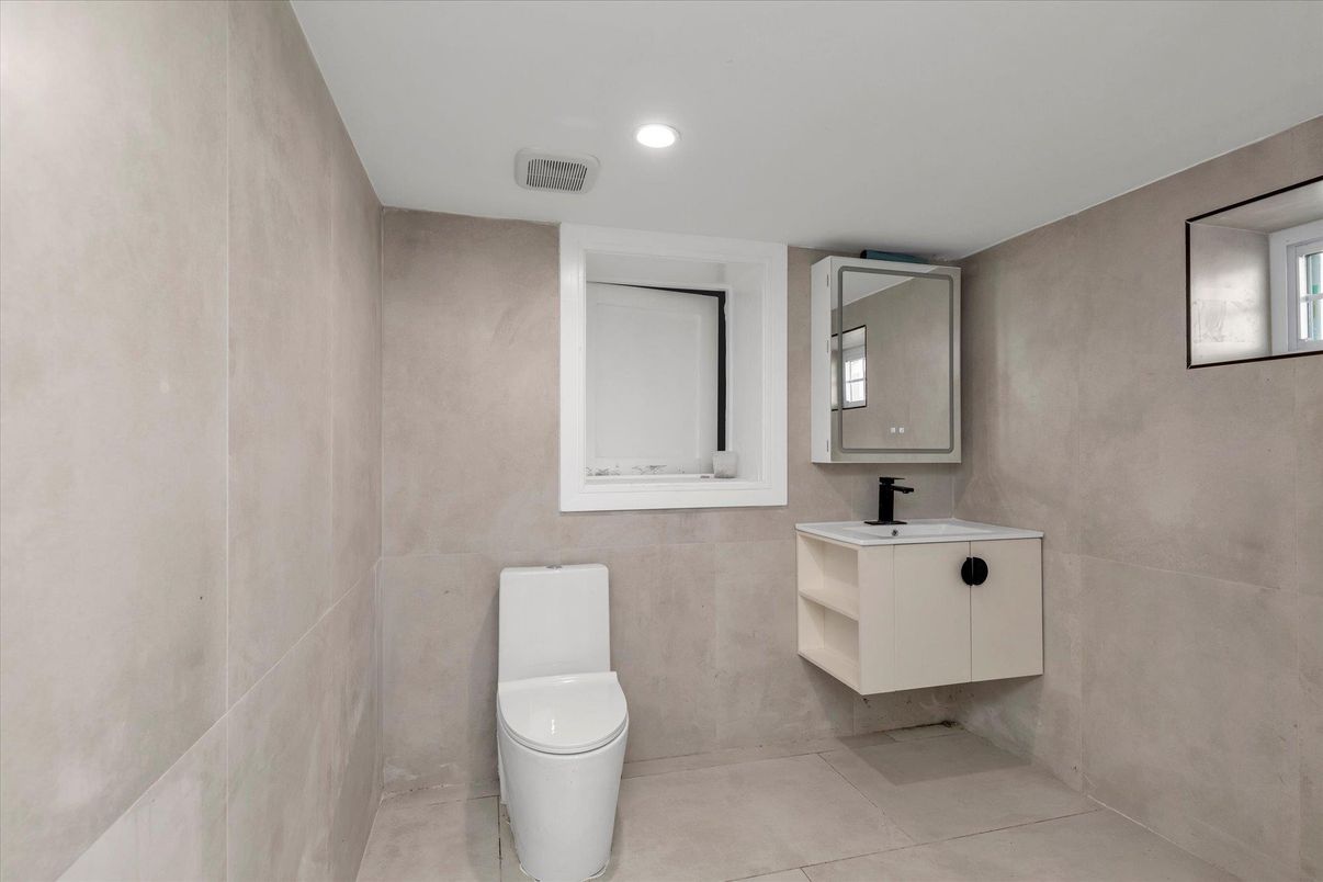 Bathroom, Interior, Recessed Lighting
