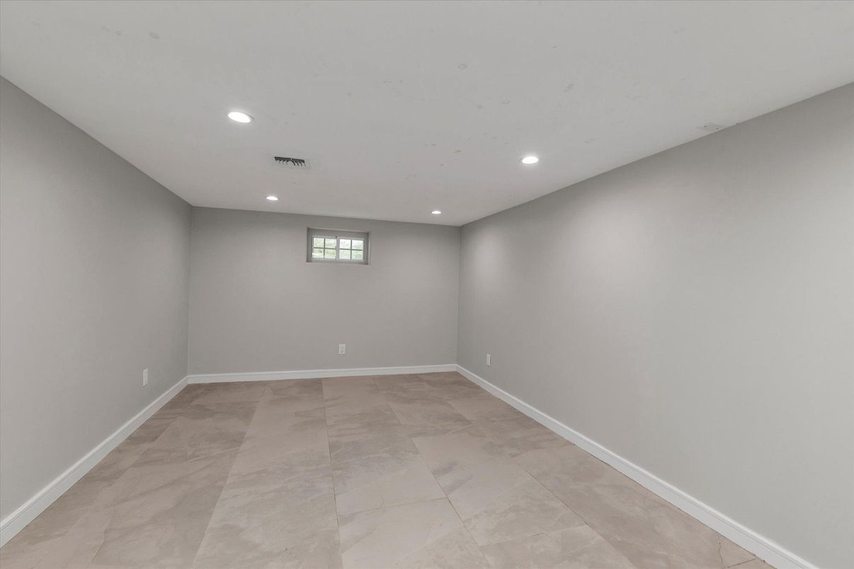 Empty room, Interior, Recessed Lighting