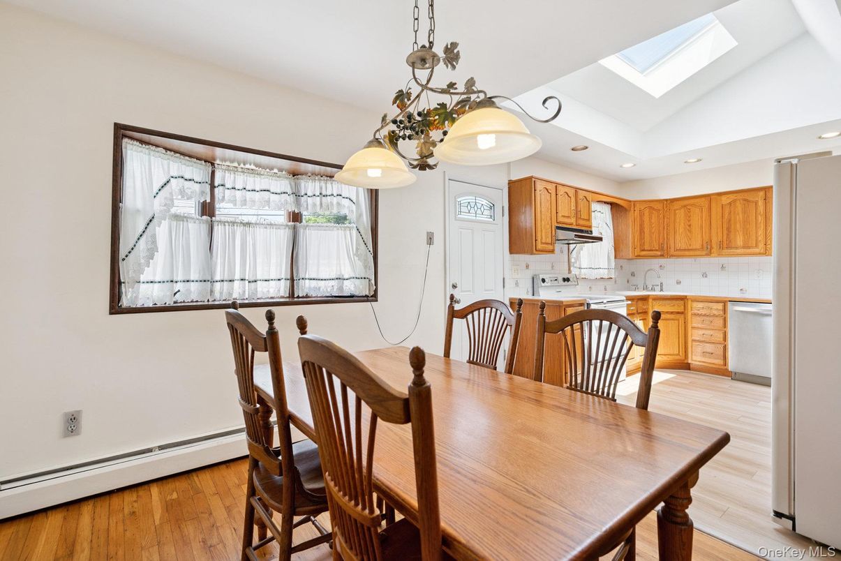 Dining room, Interior, Kitchen, Pendant Lights, Recessed Lighting, Wood Texture Flooring