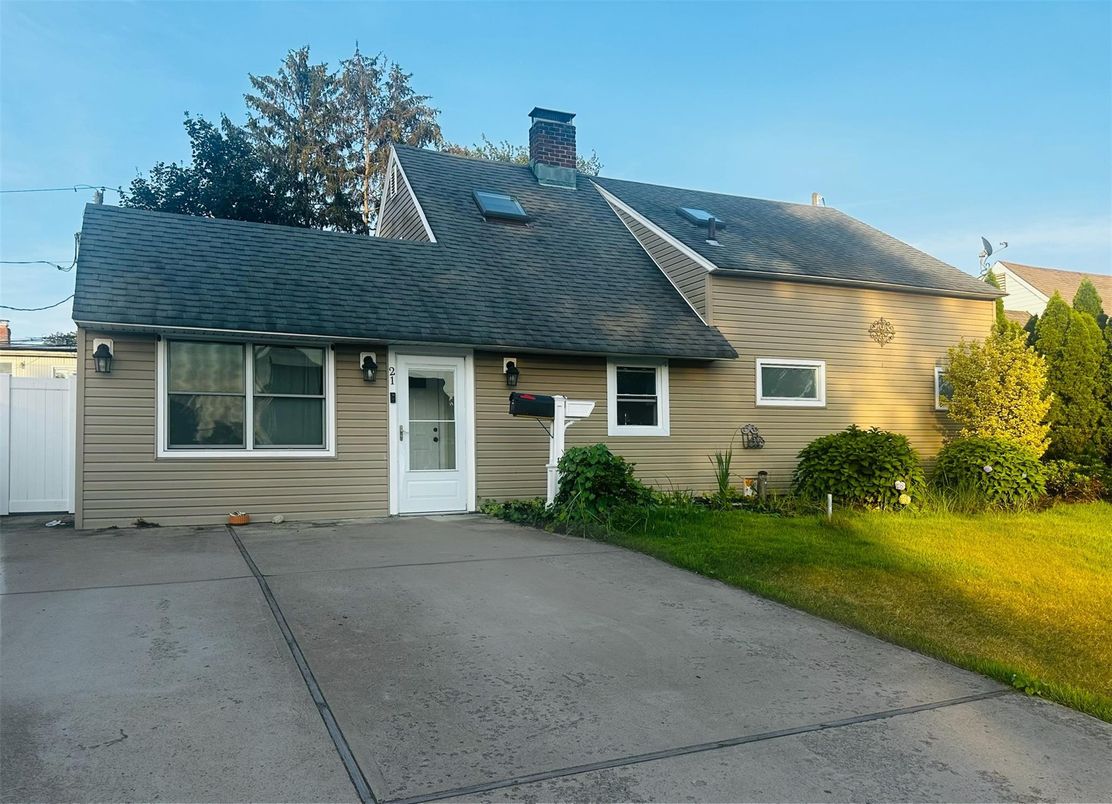 Exterior, Facade, Cape Cod