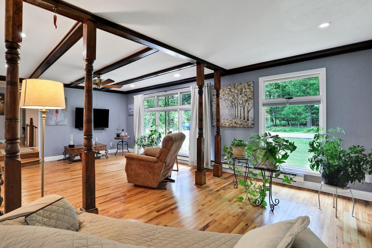 Interior, Living room, Recessed Lighting, Wood Texture Flooring