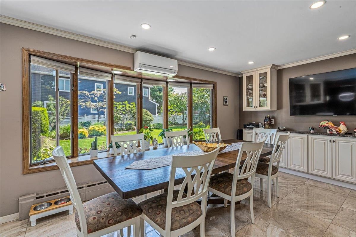 Dining room, Interior, Recessed Lighting