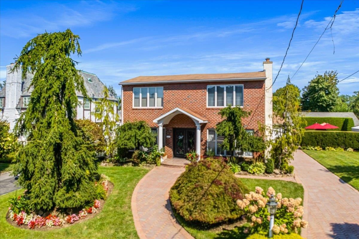 Exterior, Facade, Brick Facade, Georgian