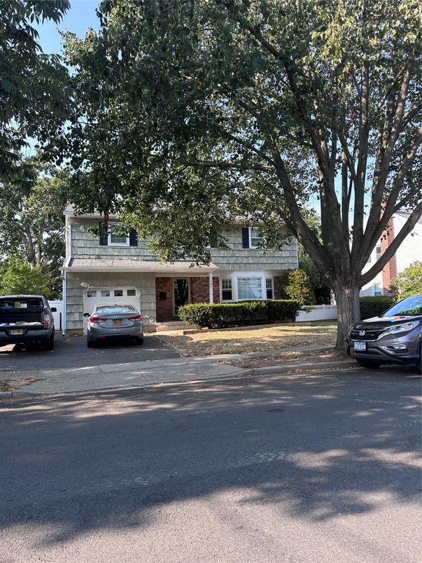 Attached, Exterior, Facade, Cape Cod