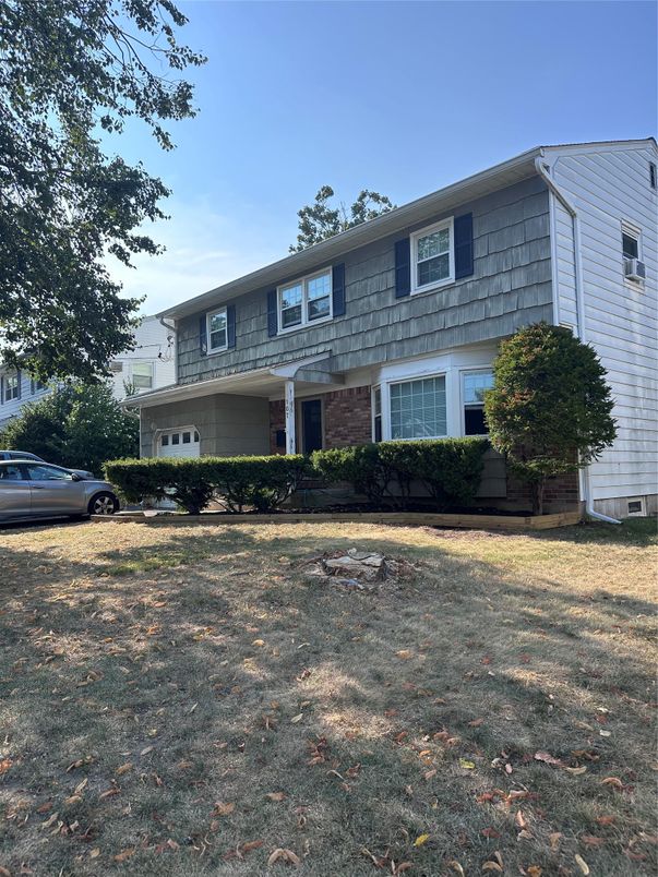 Exterior, Facade, Raised Ranch