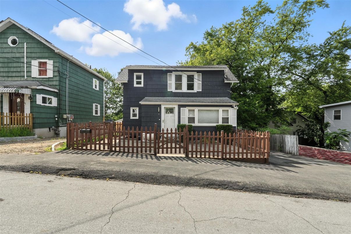 Exterior, Facade, American Foursquare