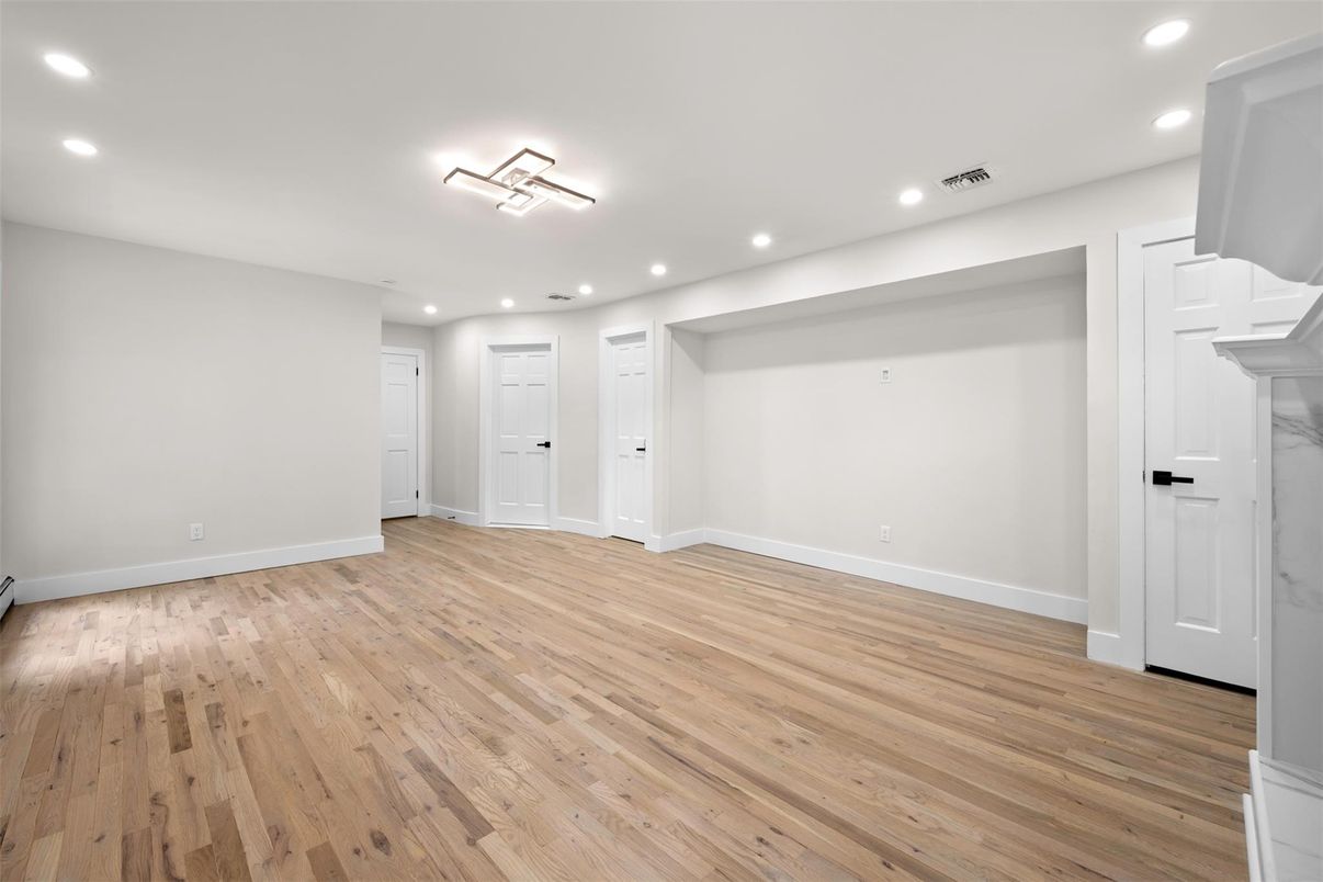 Empty room, Interior, Recessed Lighting, Wood Texture Flooring