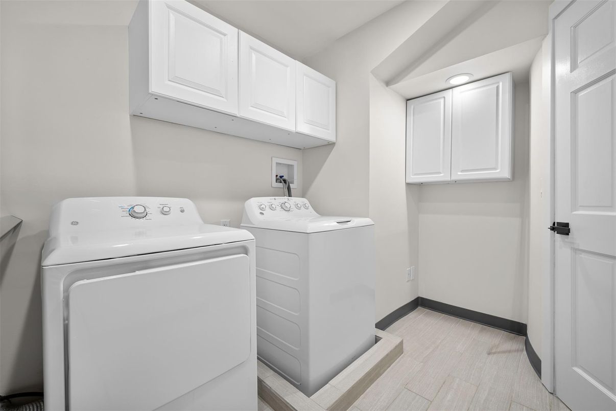 Interior, Recessed Lighting, Washer, Wood Texture Flooring