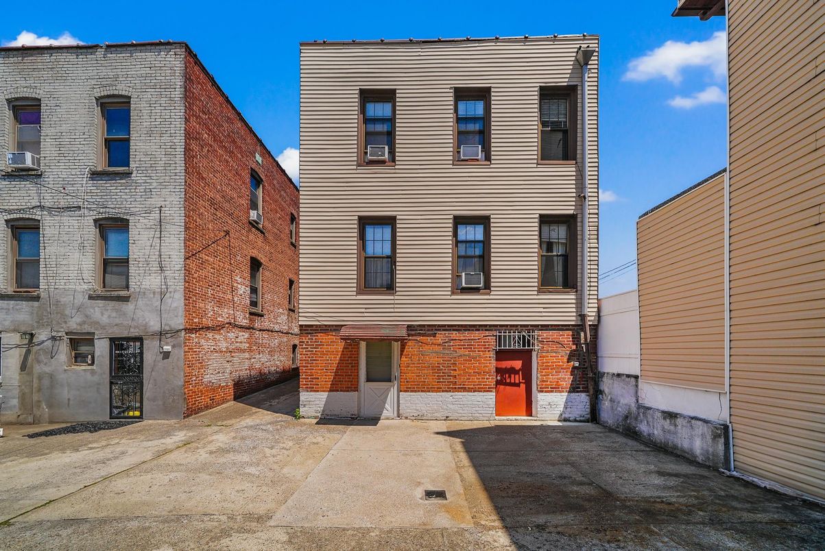 Exterior, Facade, Brick Facade, Rowhouse