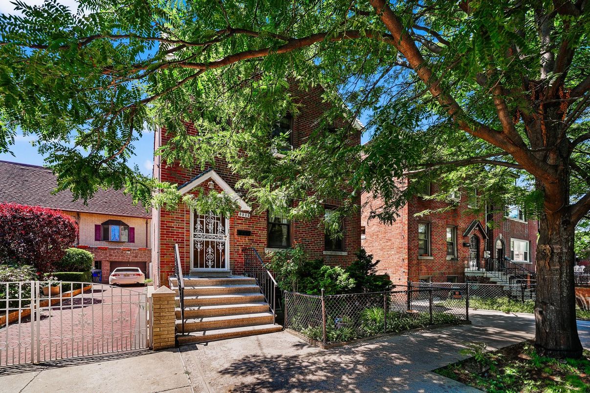 Exterior, Facade, Brick Facade, Rowhouse