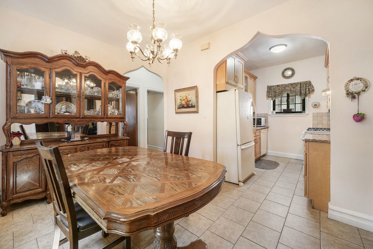 Chandelier, Dining room, Interior, Kitchen