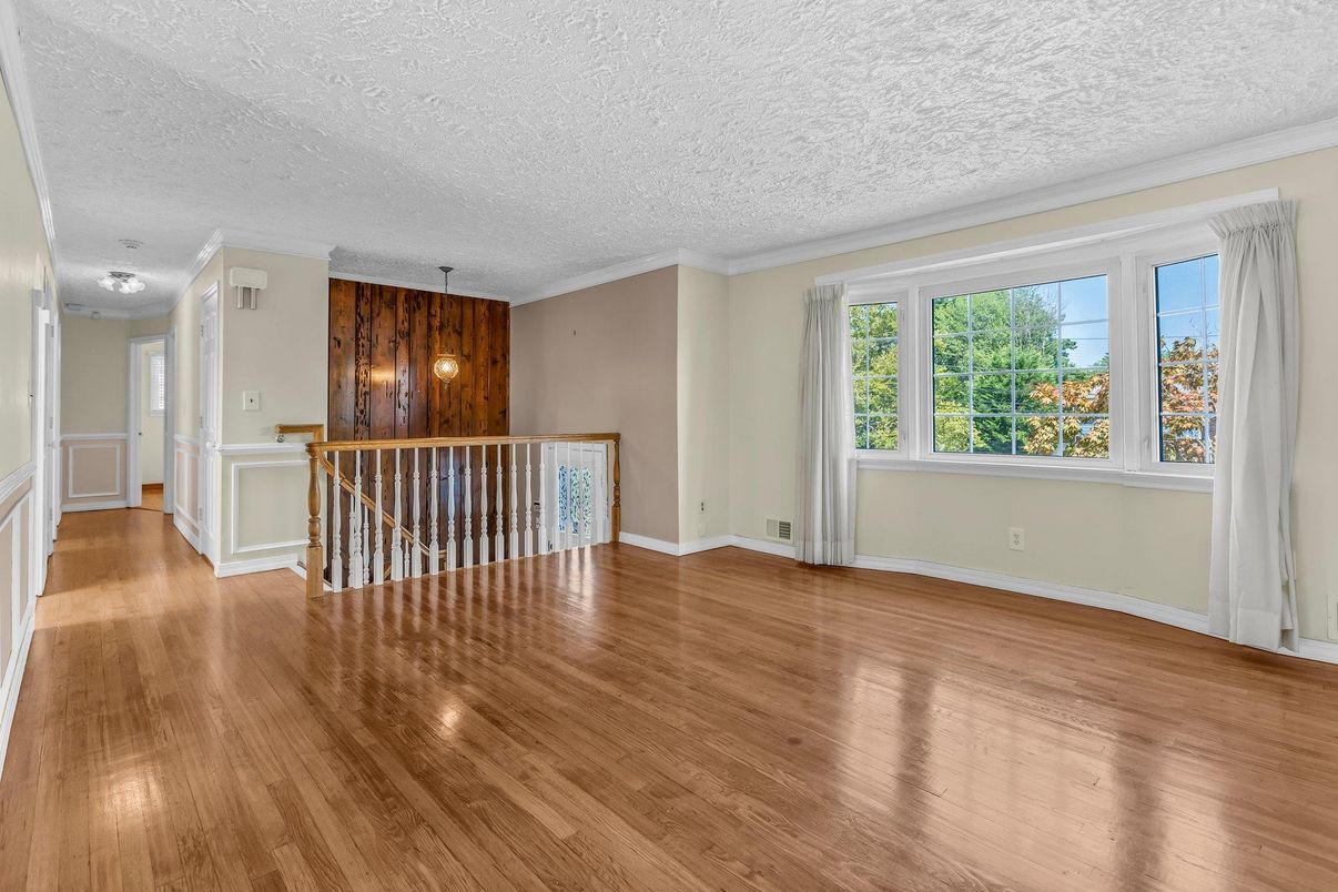 Empty room, Interior, Pendant Lights, Wood Texture Flooring