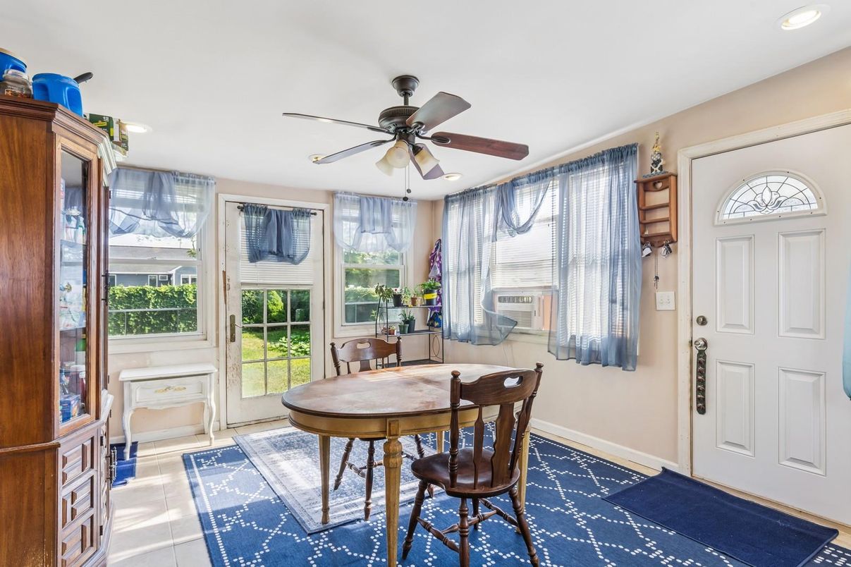 Dining room, Interior, Recessed Lighting