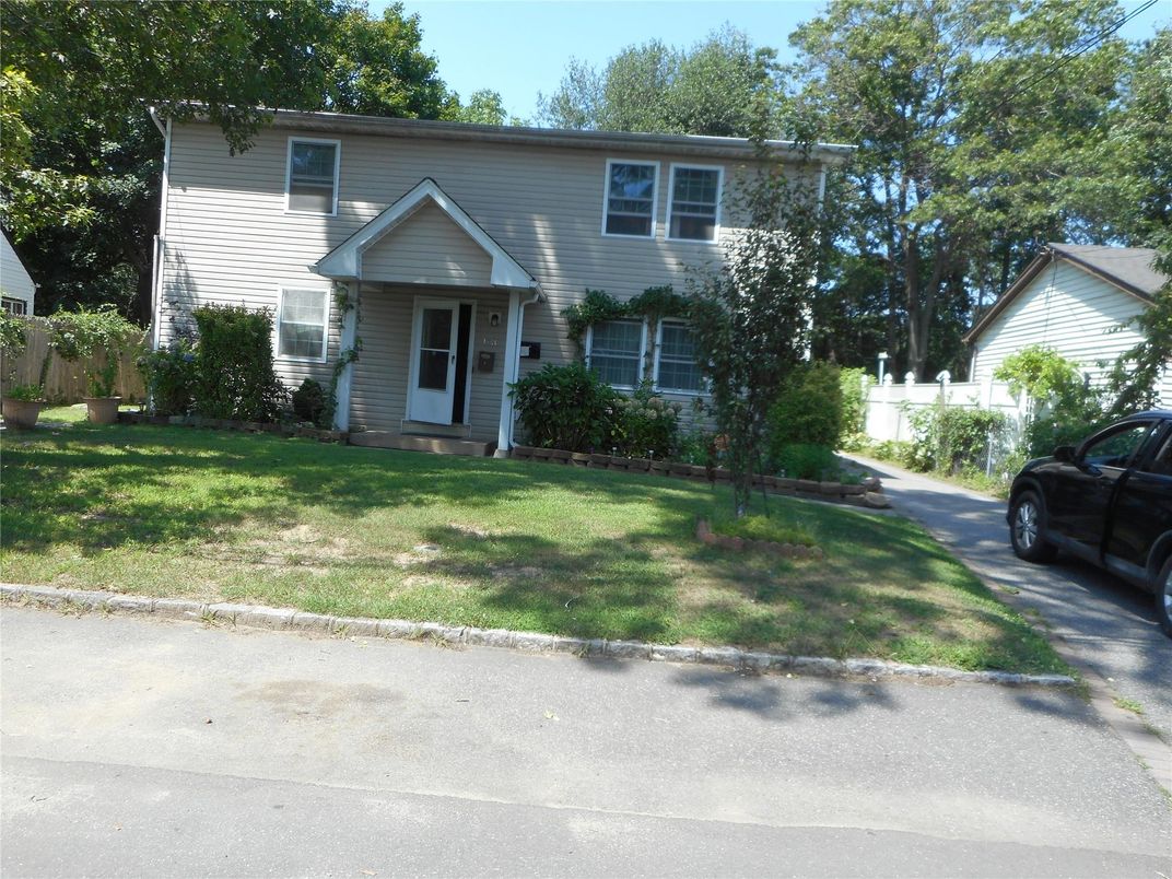 Exterior, Facade, Raised Ranch