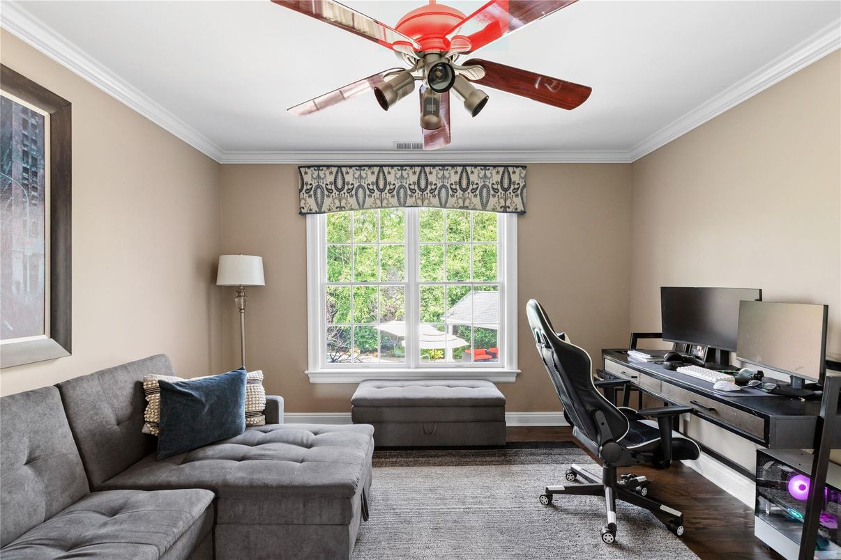 Home Office, Interior