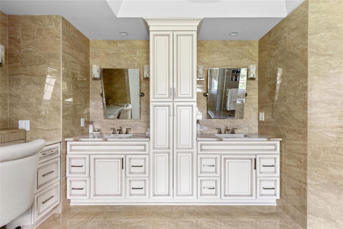 Bathroom, Dual Sink Vanities, Interior, Recessed Lighting