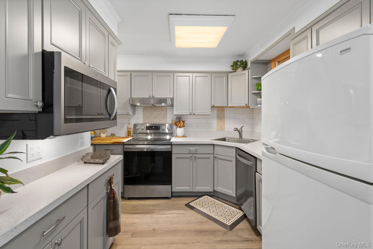 Interior, Kitchen, Stainless Steel Appliances, Wood Texture Flooring