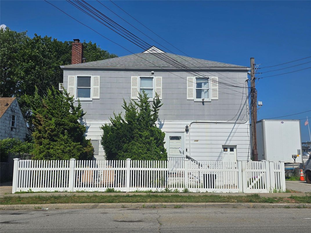 Exterior, Facade, American Foursquare