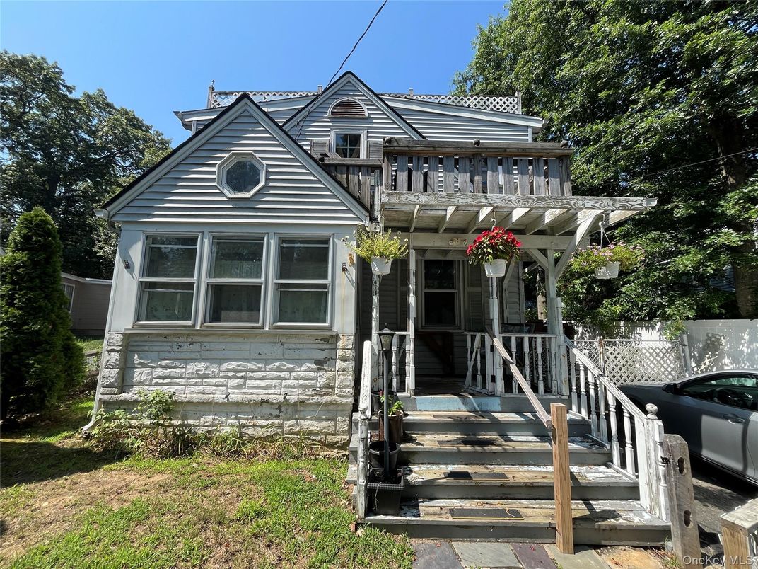 Exterior, Facade, Queen Anne Victorian