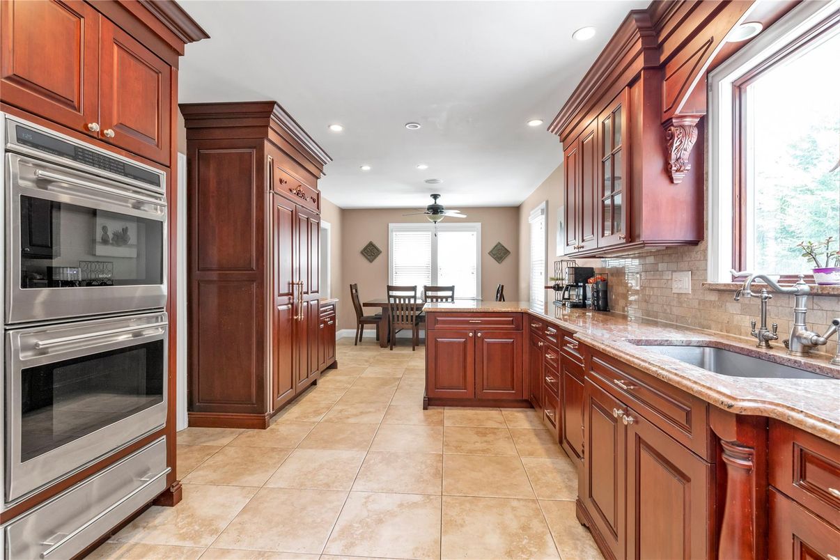Dining room, Interior, Kitchen, Recessed Lighting, Stainless Steel Appliances