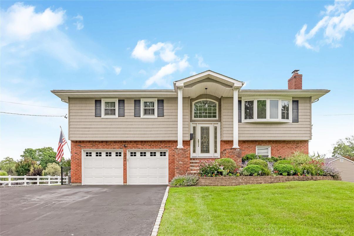Attached, Exterior, Facade, Brick Facade, Raised Ranch