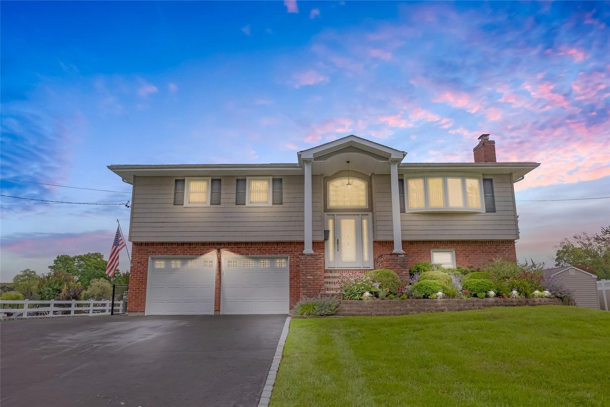 Attached, Exterior, Facade, Brick Facade, Raised Ranch