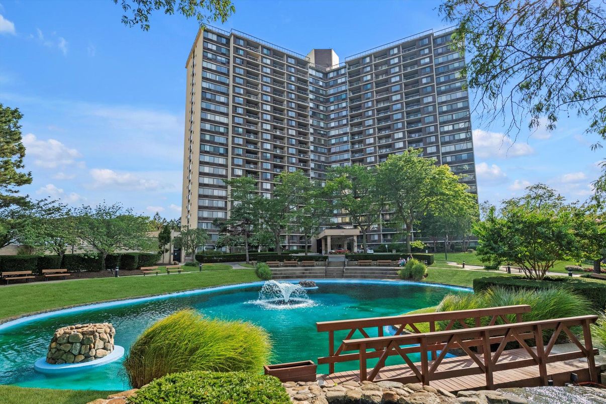 Exterior, Facade, Pool, Highrise