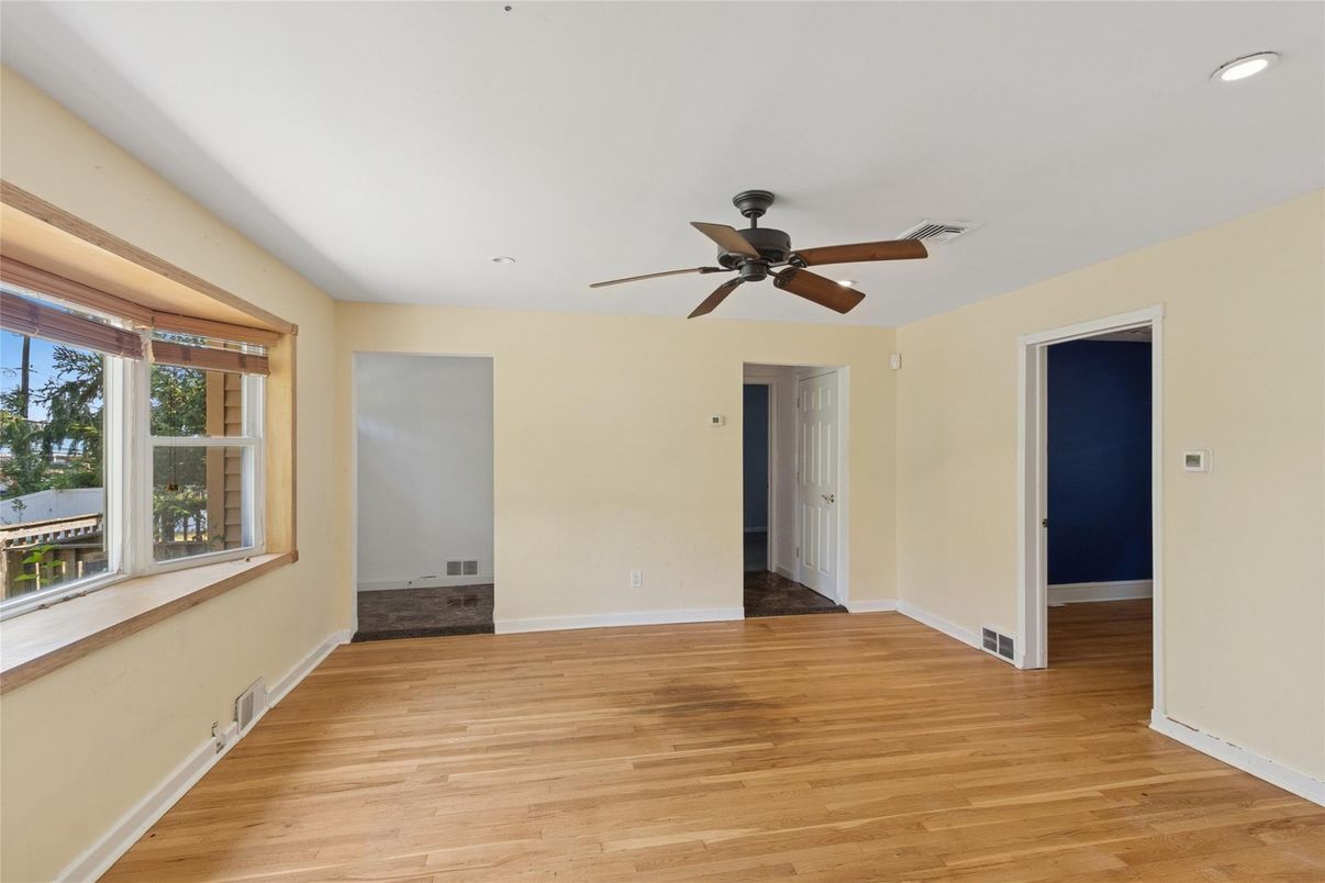 Empty room, Interior, Recessed Lighting, Wood Texture Flooring