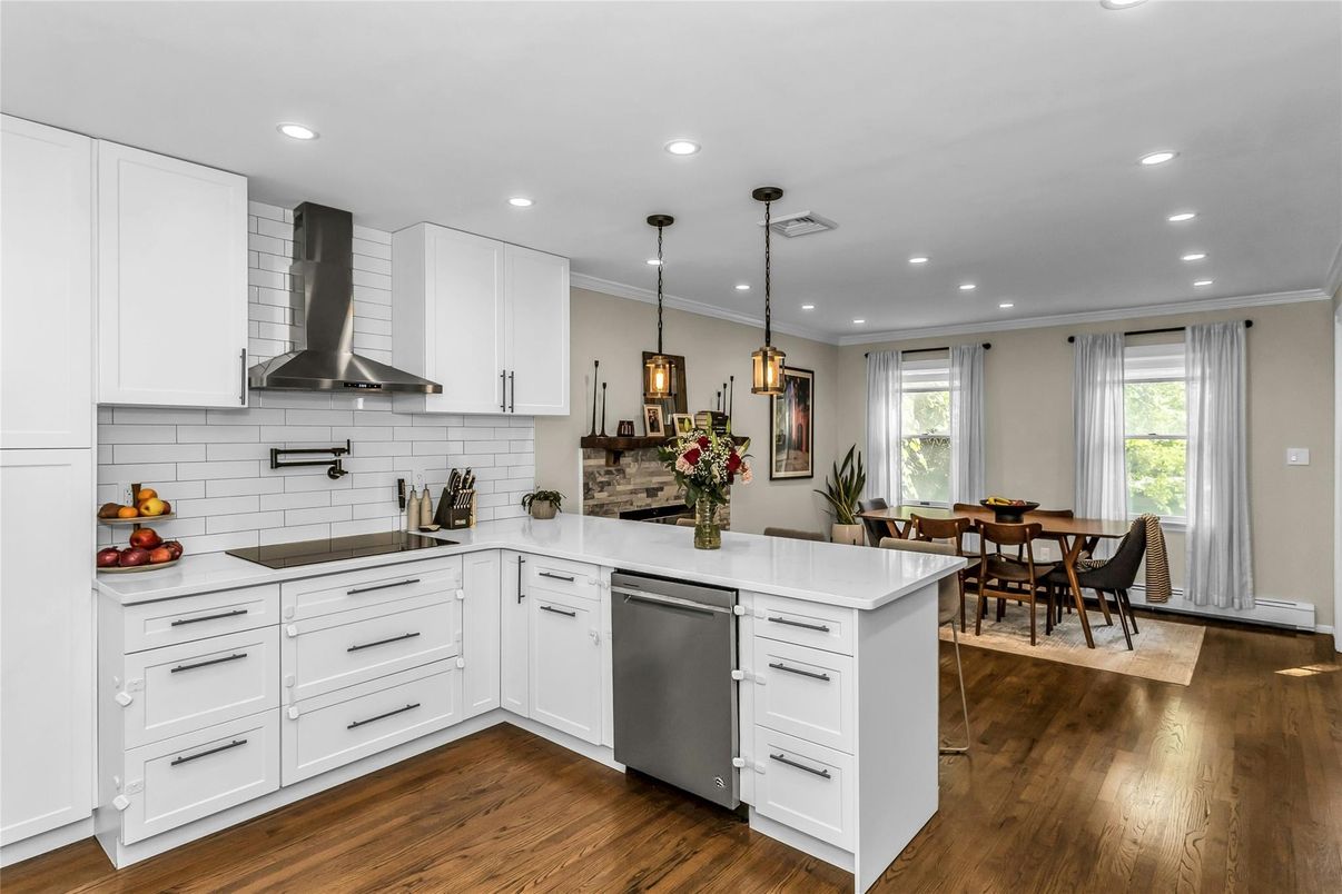 Dining room, Interior, Kitchen, Pendant Lights, Recessed Lighting, Stainless Steel Appliances, Wood Texture Flooring