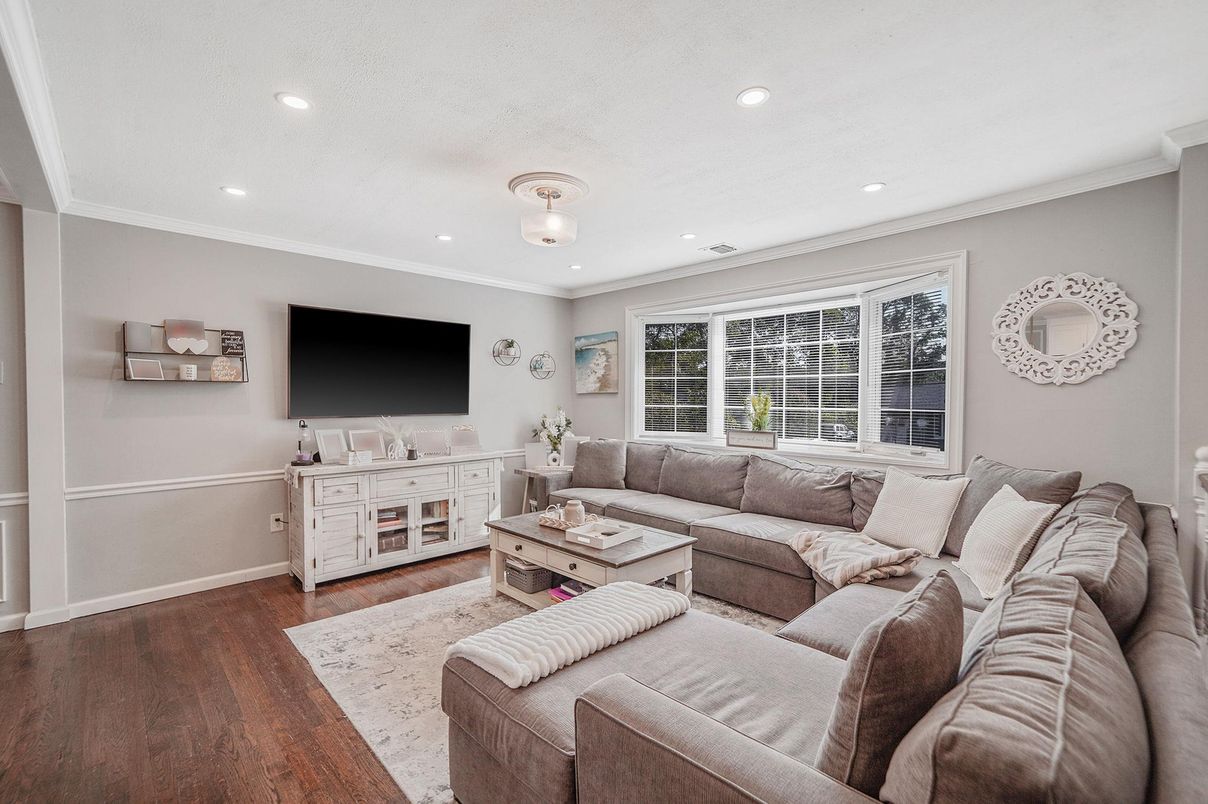 Interior, Living room, Recessed Lighting, Wood Texture Flooring