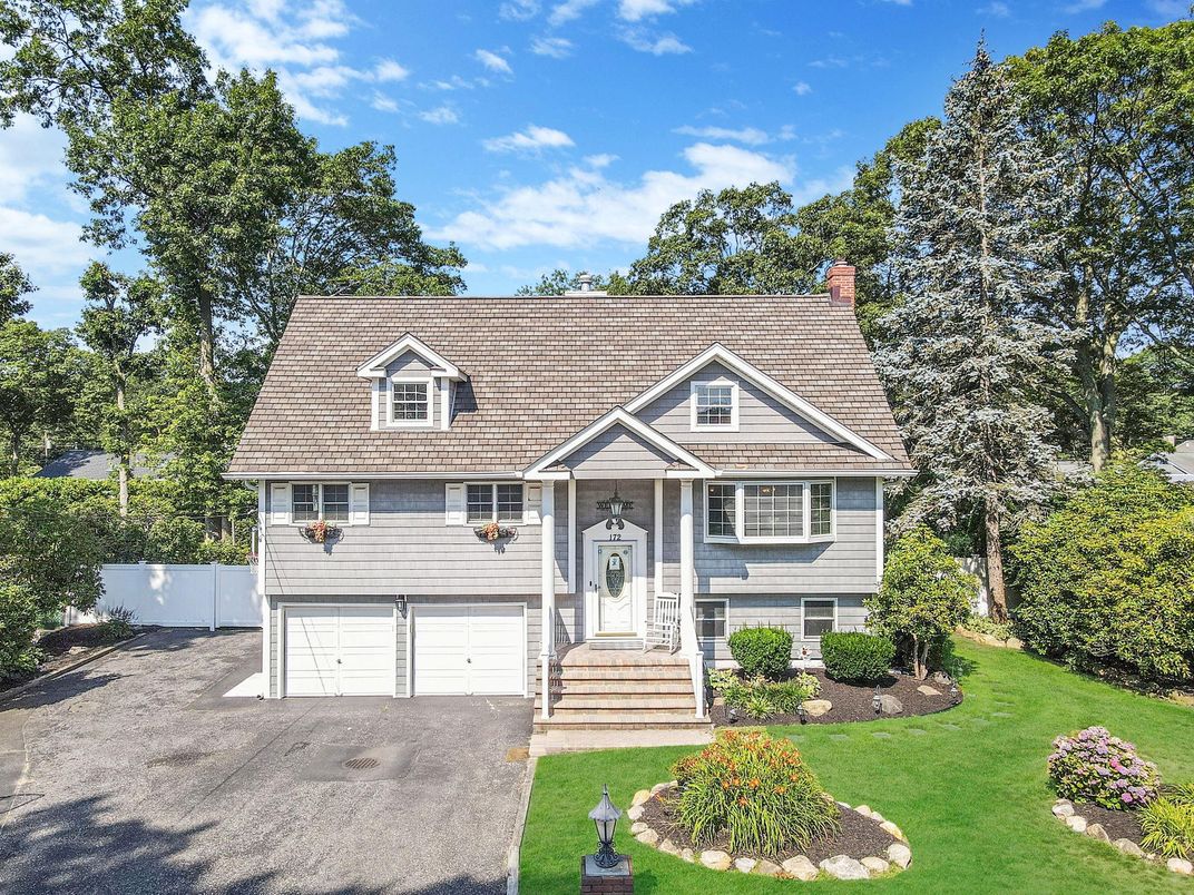 Attached, Exterior, Facade, Cape Cod