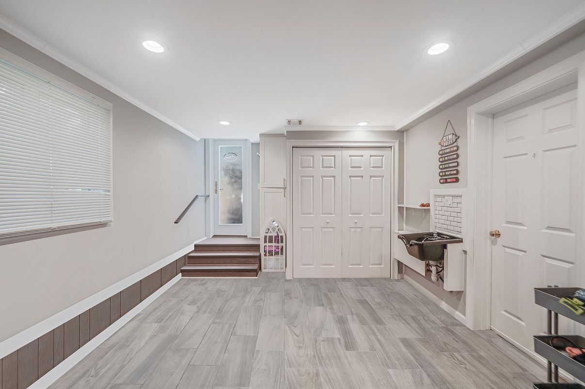 Interior, Recessed Lighting, Wood Texture Flooring