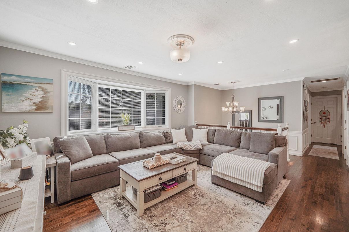 Chandelier, Dining room, Interior, Living room, Recessed Lighting, Wood Texture Flooring