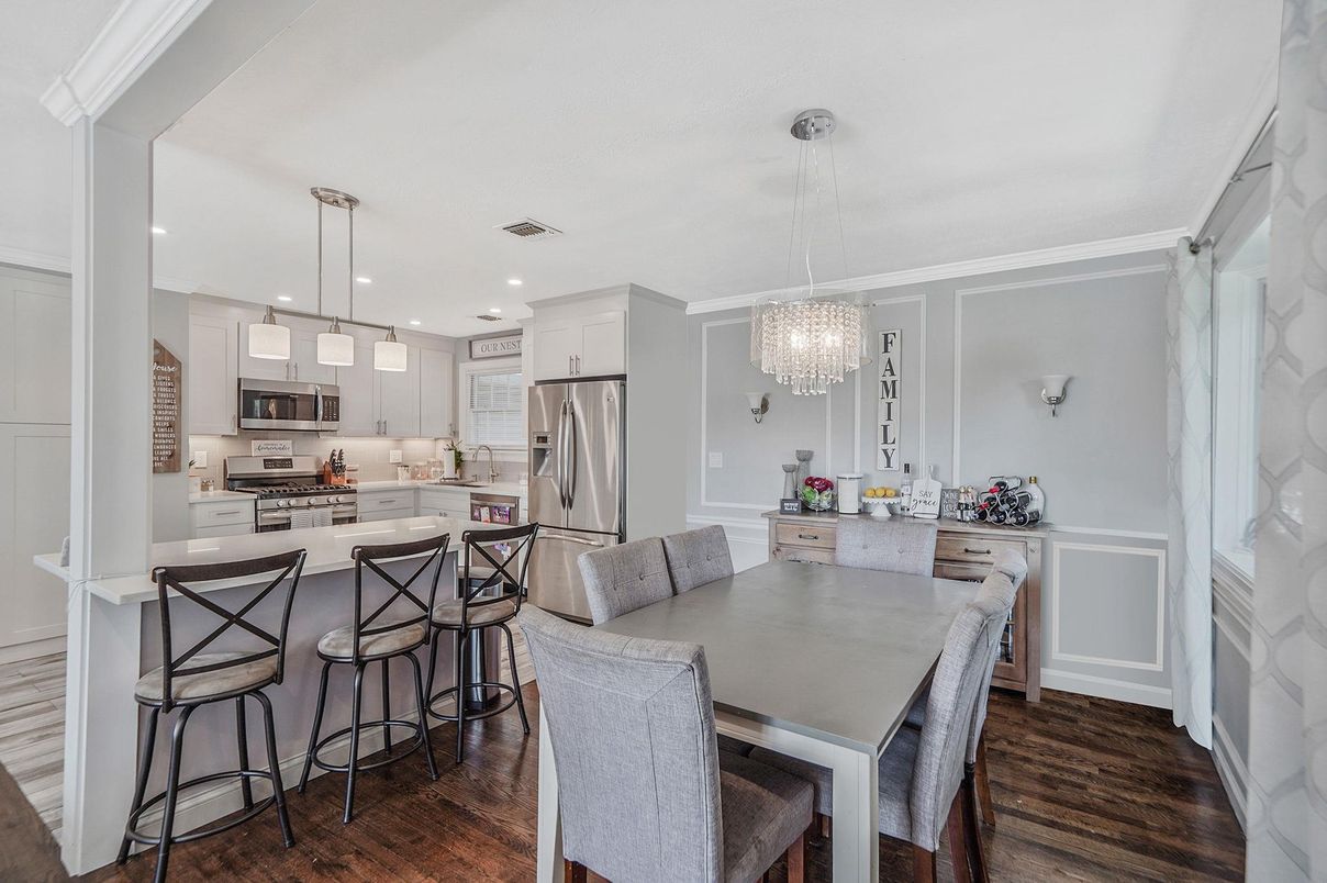Chandelier, Dining room, Interior, Kitchen, Pendant Lights, Recessed Lighting, Stainless Steel Appliances, Wood Texture Flooring