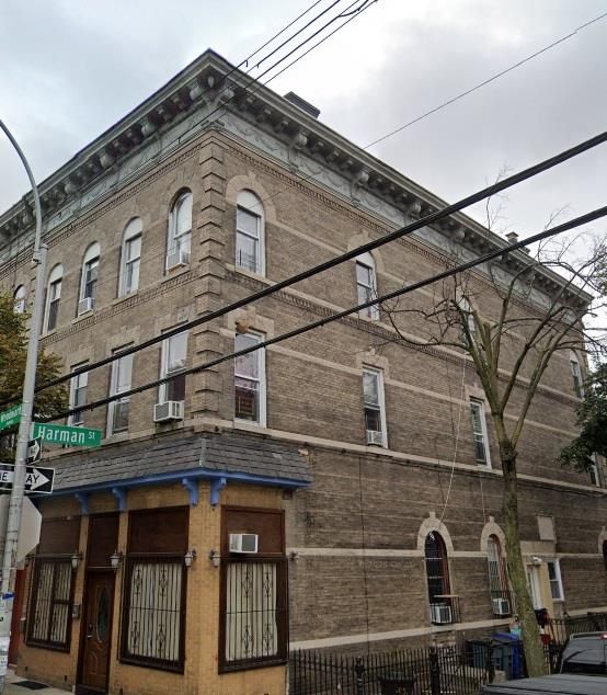 Exterior, Facade, Rowhouse
