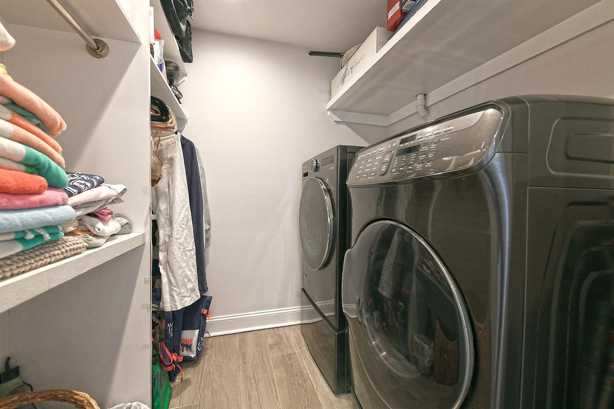 Interior, Washer, Wood Texture Flooring