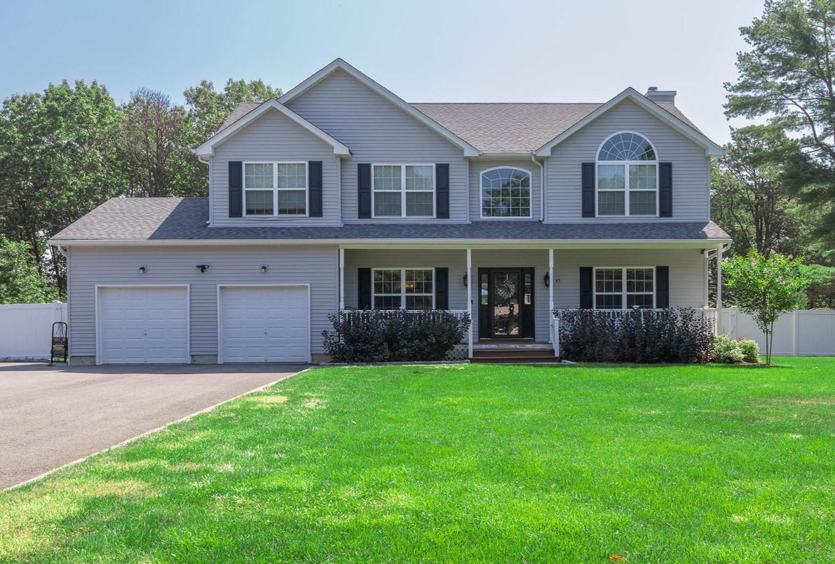 Attached, Exterior, Facade, Farmhouse