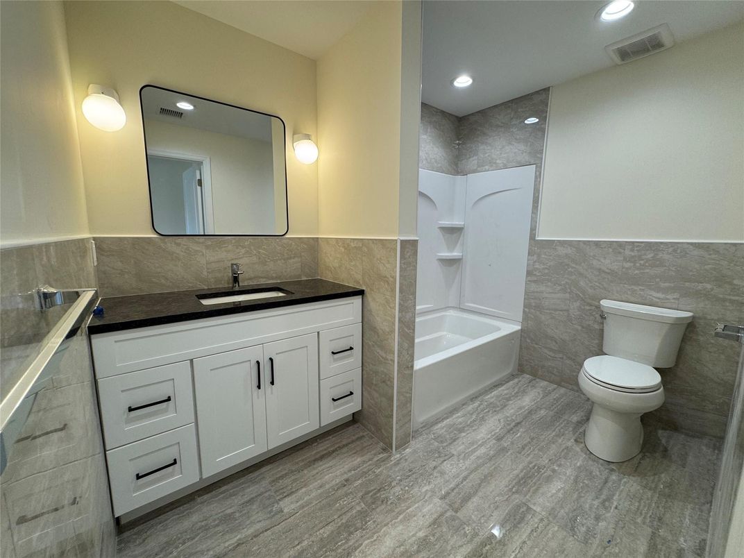 Bathroom, Interior, Recessed Lighting