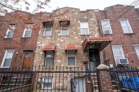 Exterior, Facade, Brick Facade, Rowhouse