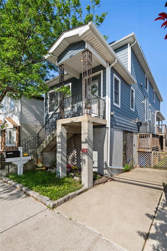 Exterior, Facade, Queen Anne Victorian