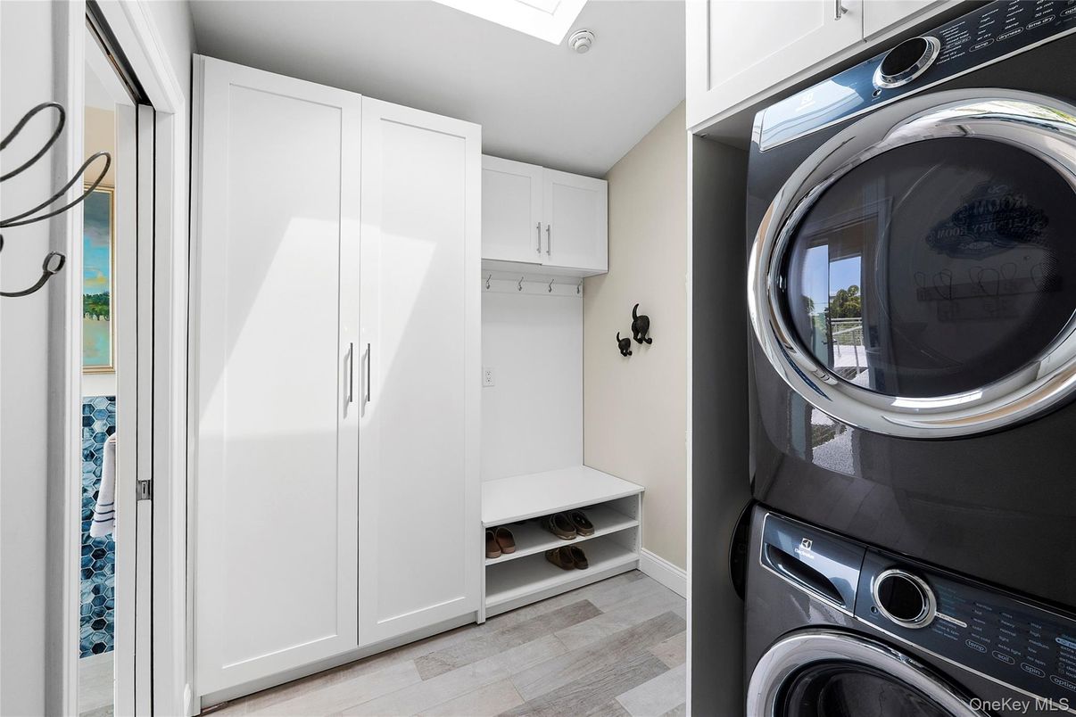 Interior, Utility Closets, Washer, Wood Texture Flooring