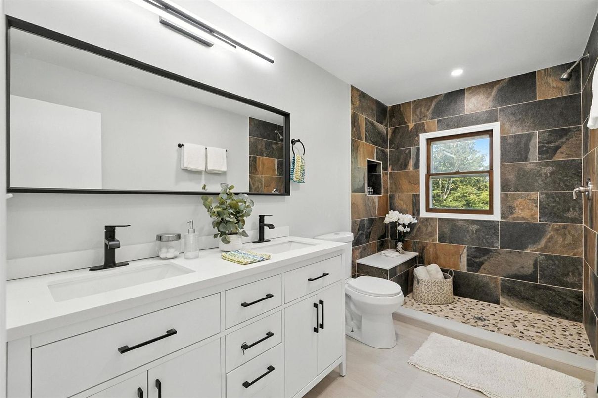 Bathroom, Dual Sink Vanities, Interior, Recessed Lighting