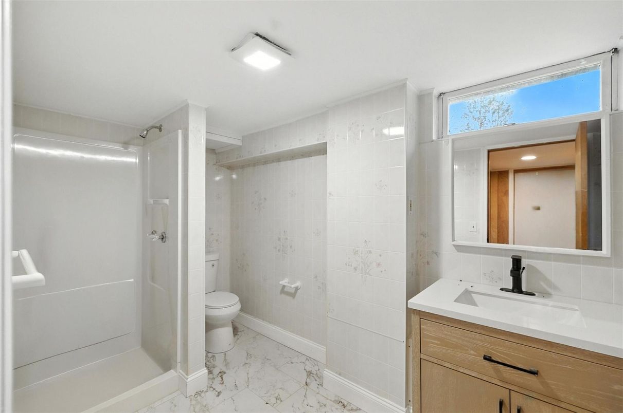 Bathroom, Interior, Marble, Recessed Lighting