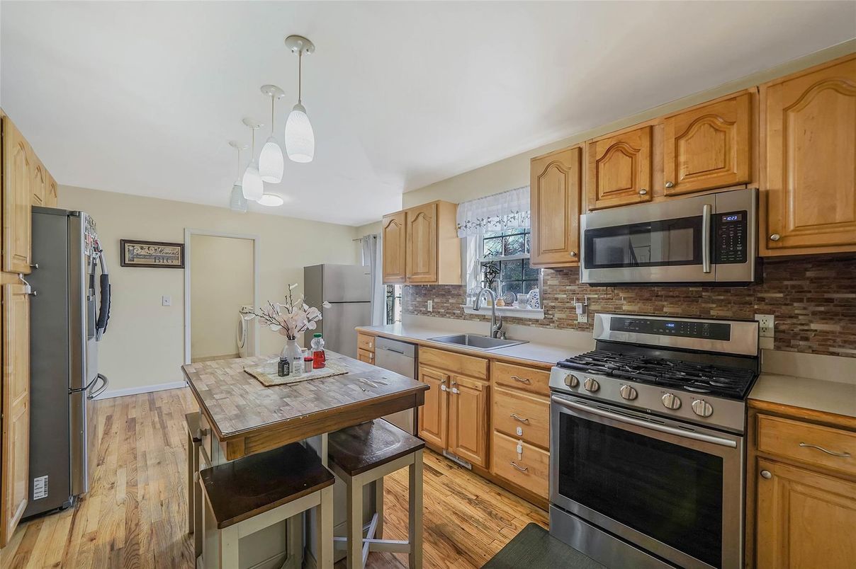 Dining room, Interior, Kitchen, Pendant Lights, Stainless Steel Appliances, Wood Texture Flooring