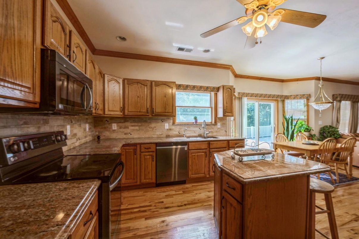 Dining room, Interior, Kitchen, Pendant Lights, Recessed Lighting, Wood Texture Flooring