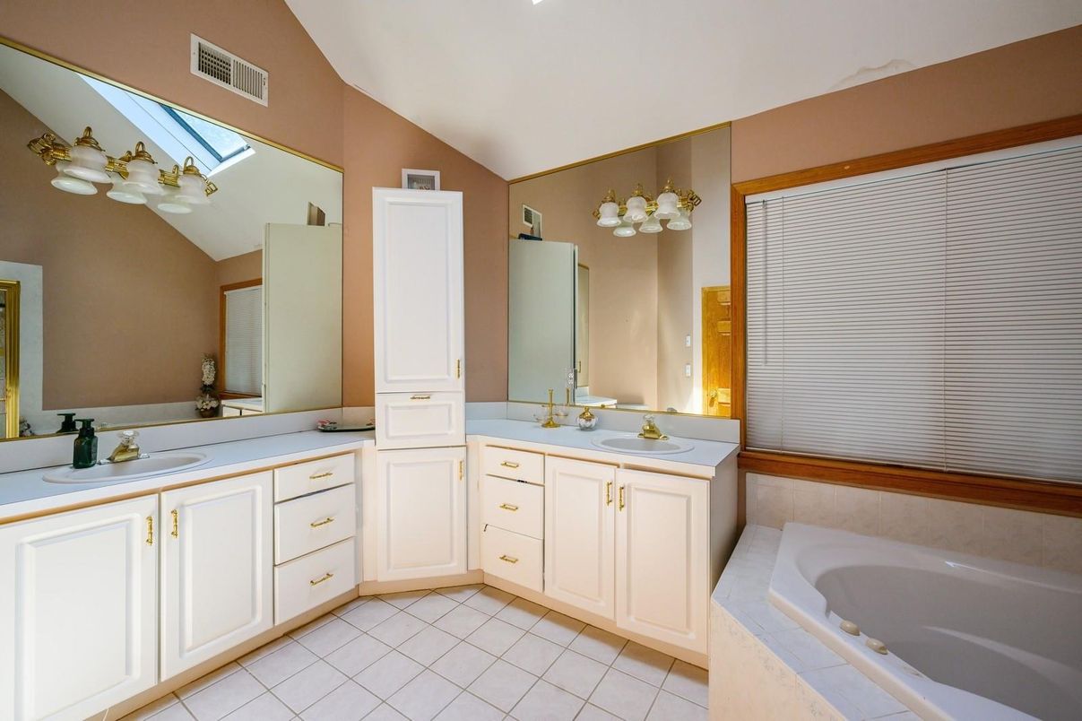 Bathroom, Dual Sink Vanities, Interior, Recessed Lighting