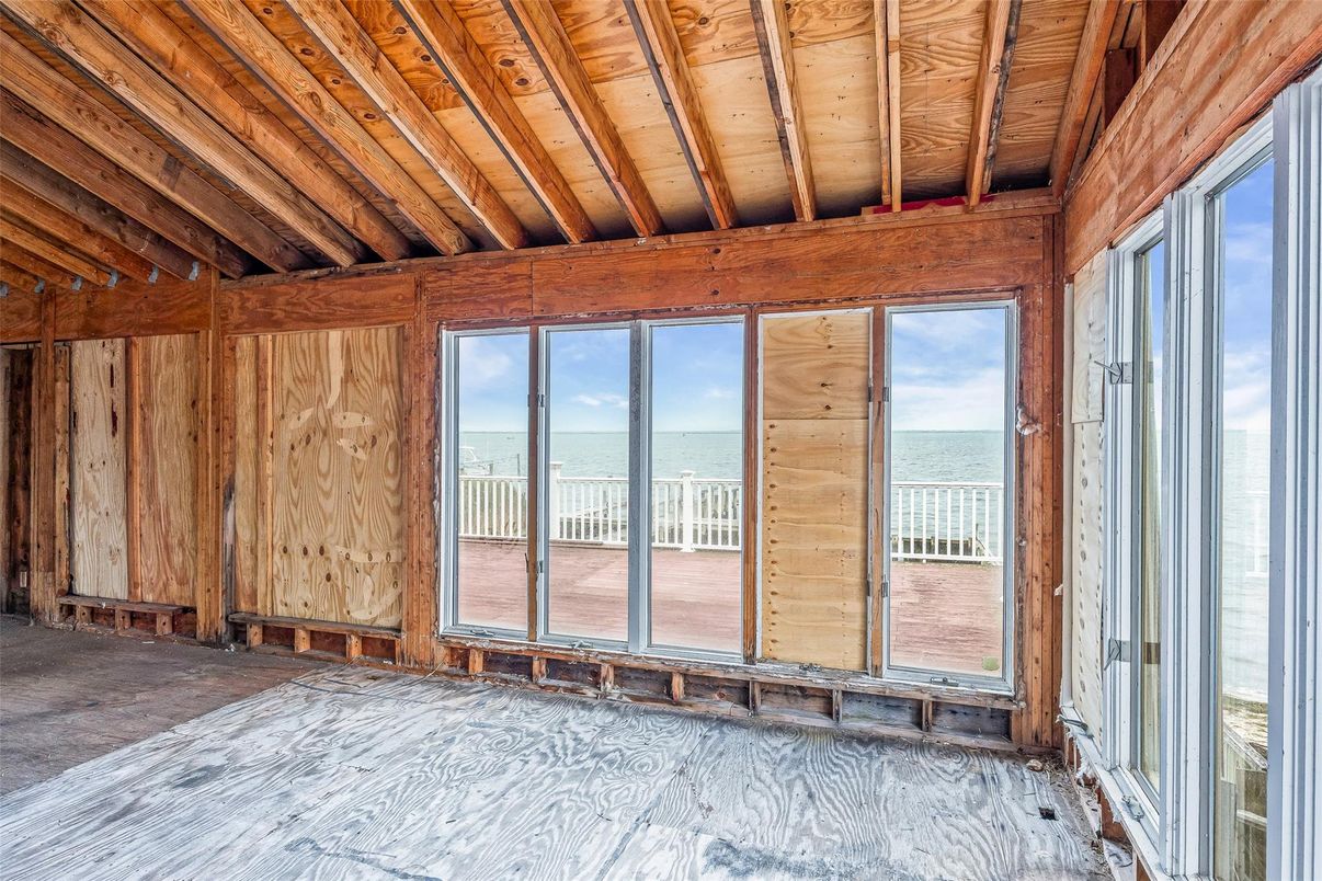 Empty room, Interior, Water, Wooden Beams, Wooden Ceilings, Wooden Walls